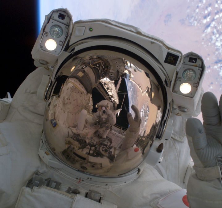 La imagen muestra a un astronauta en el espacio.