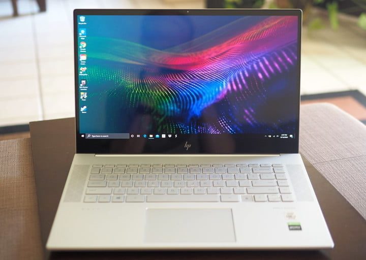 Vista frontal de HP Envy 15 que muestra la pantalla y el teclado.