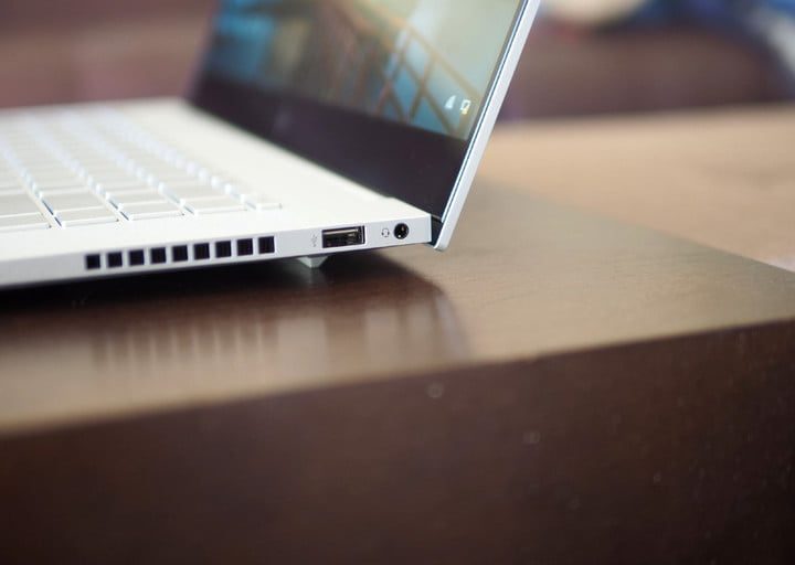 Vista lateral de HP Envy 15 que muestra los orificios de ventilación y los puertos.