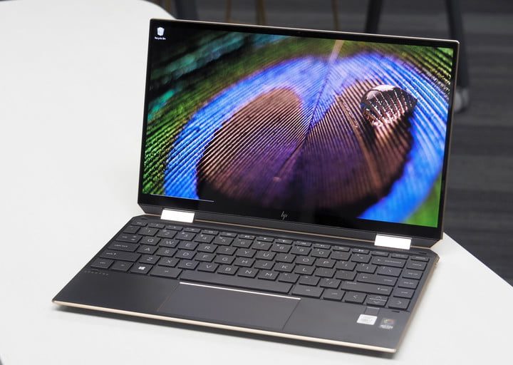 Vista frontal de HP Spectre x360 13 que muestra la pantalla y el teclado.