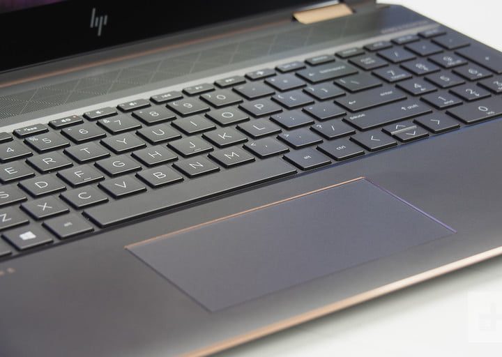 HP Spectre x360 15 que muestra el teclado y el panel táctil.