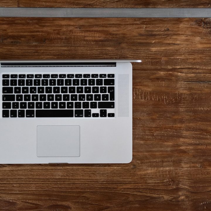 una mujer feliz porque aprendió cómo borrar correos de forma masiva en Gmail