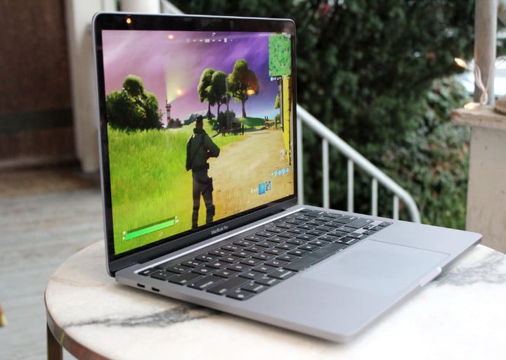 Laptop sobre una mesa para comparar MacBook Pro 15 vs. MacBook Pro 13