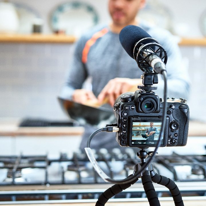 Un micrófono tipo shotgun