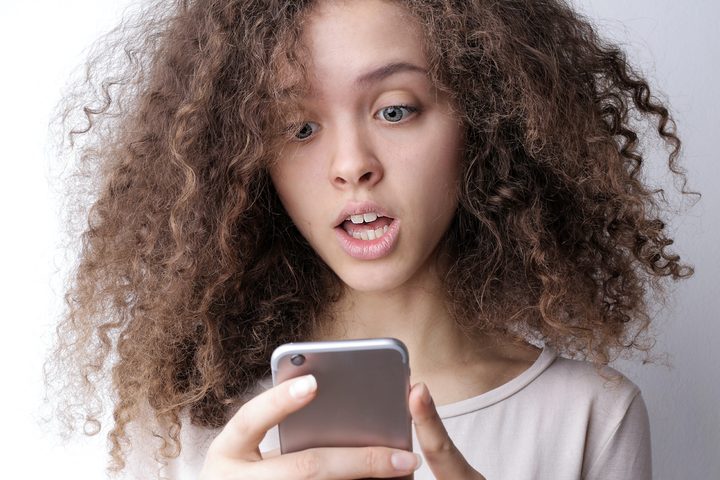 una chica que quiere aprender a eliminar mensajes enviados en whatsapp