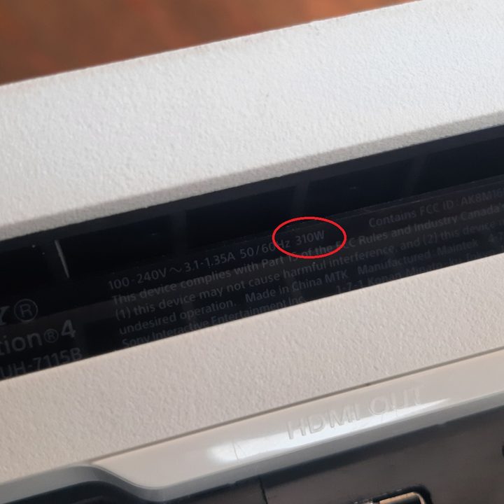 Ficha eléctrica de una PS4 Pro