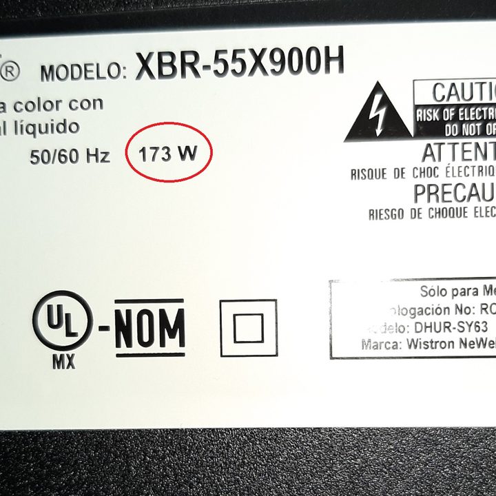 Ficha eléctrica de un televisor 4K de 60 pulgadas