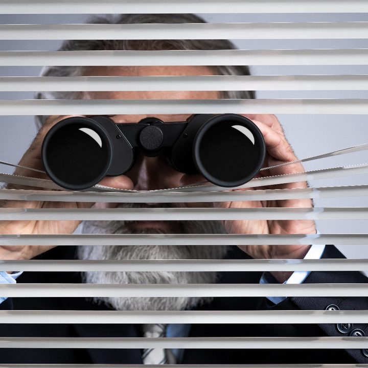 Un hombre usa binoculares