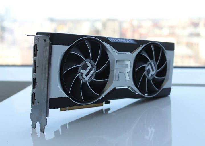 Tarjeta gráfica sobre superficie gris para comparar AMD RX 6600 XT vs. RX 5700 XT vs. RX 6700 XT
