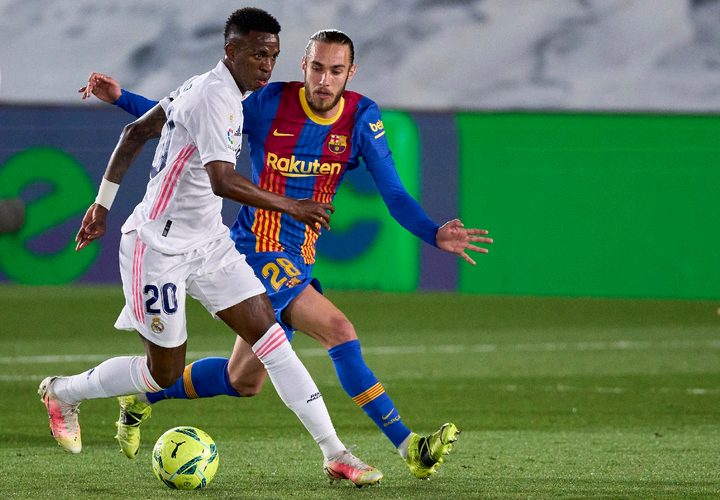 El madridista Vinicius Junior enfrenta a Frenkie de Jong del Barcelona.