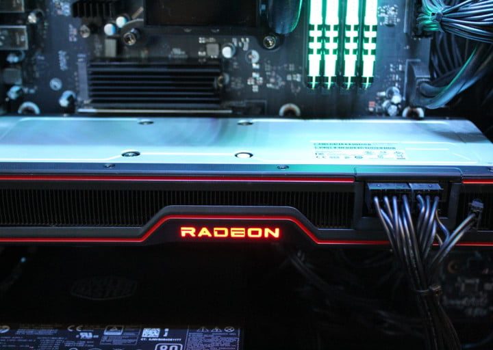 Tarjeta gráfica instalada en una computadora para comparar AMD RX 6600 XT vs. RX 5700 XT vs. RX 6700 XT