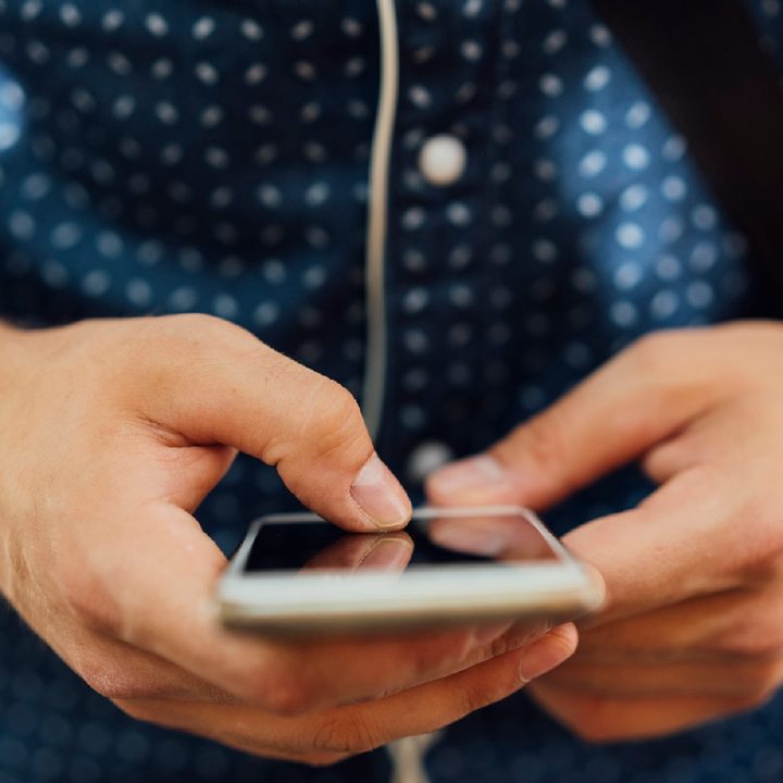 Una persona manipula un teléfono con su mano