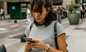 una mujer aprende cómo enviarse mensajes de whatsapp a sí misma