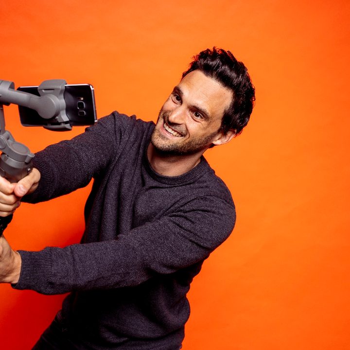 Un youtubber con un trípode tipo gimbal