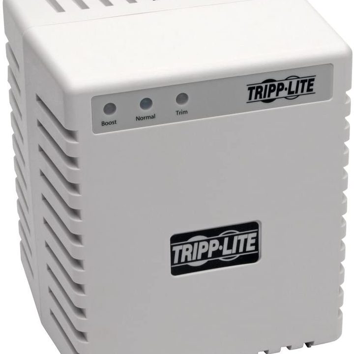 El regulador Tripp Lite Acondicionador de Alimentación de 600W