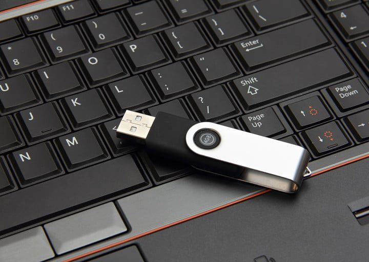 Una unidad flash colocada encima de un teclado para transferir archivos de PC a PC
