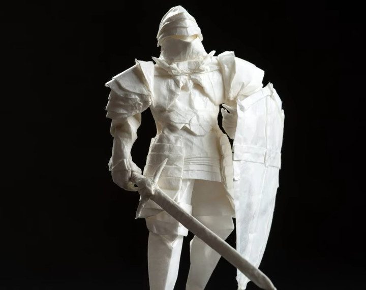 La imagen muestra a un caballero medieval creado con la técnica del origami.