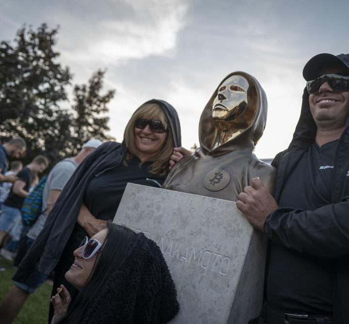 La imagen muestra una estatua levantada en homenaje al creador del bitcoin.
