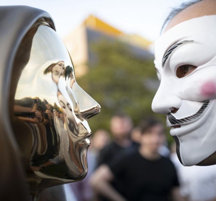 La imagen muestra una estatua levantada en homenaje al creador del bitcoin.