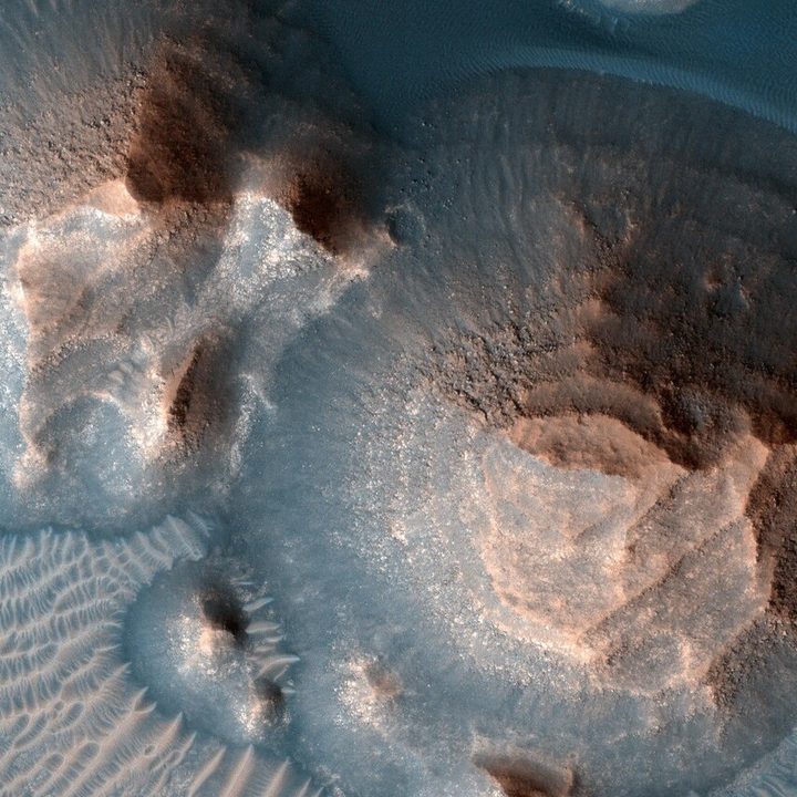 La imagen muestra una representación de una erupción volcánica en Marte.