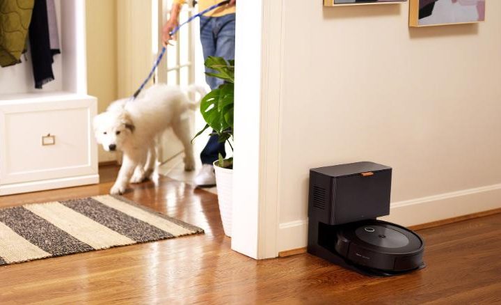 La imagen muestra la nueva Roomba j7+ de iRobot.