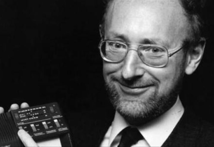 La imagen muestra al inventor británico Clive Sinclair.