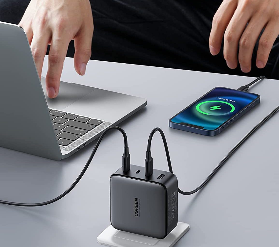 Cargador multipuerto de 100 watts de UGREEN