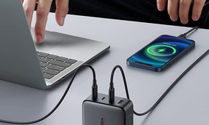 Cargador multipuerto de 100 watts de UGREEN 