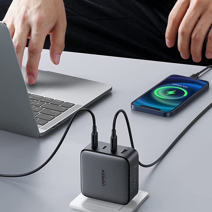 Cargador multipuerto de 100 watts de UGREEN