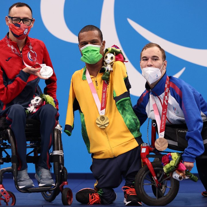 Los nadadores paralímpicos Alberto Abarza (Chile), Gabriel dos Santos (Brasil) y Vladimir Danilenk (Rusia).