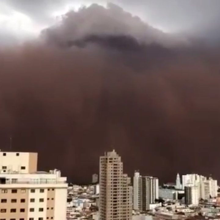 La imagen muestra una tormenta de polvo cibriendo Sao Paulo.