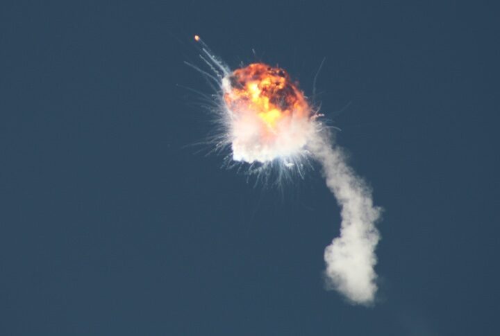 La imagen muestra la explosión del cohete Alpha de la compañía Firefly Space.