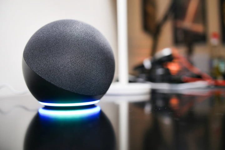 Amazon Echo 4 ilumina una habitación con su anillo de luz azul para comparar al Amazon Echo vs. Apple HomePod