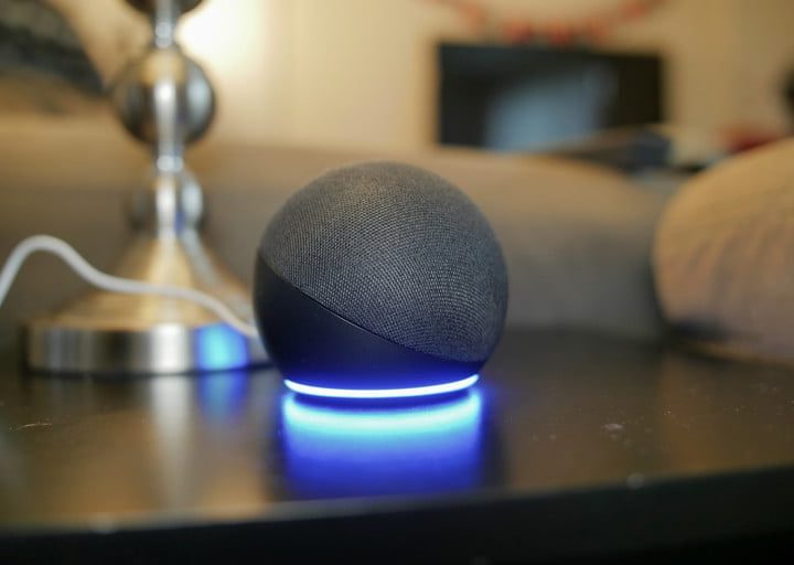 Amazon Echo Dot (cuarta generación) en una mesa.