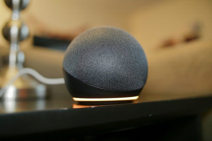 Anillo de luz del LED Amazon Echo Dot 4 para comparar al Amazon Echo vs. Apple HomePod