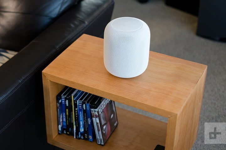 Altavoz inteligente de Apple en color blanco sobre una mesita de madera para comparar al Amazon Echo vs. Apple HomePod
