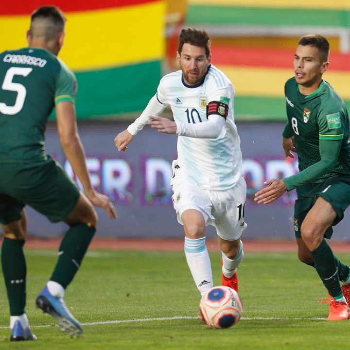 Lionel Messi intenta superar la marca de defensores bolivianos. En el partido de ida, disputado en octubre de 2020, Argentina venció 2-1 a Bolivia en La Paz.