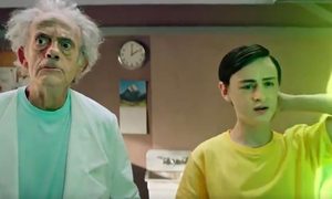 La imagen muestra a Christopher Lloyd y Jaeden Martell en un anuncio de Rick and Morty.