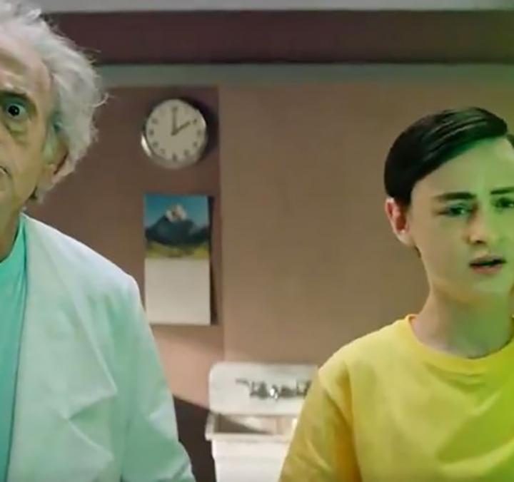 La imagen muestra a Christopher Lloyd y Jaeden Martell en un anuncio de Rick and Morty.