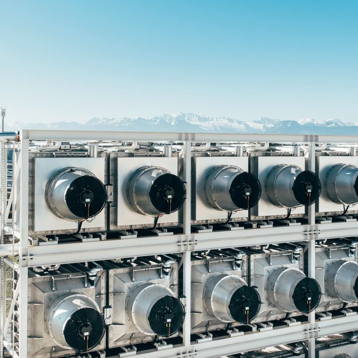La imagen muestra una representación de la planta que absorbe CO2 inaugurada en Islandia.