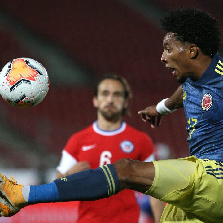 Johan Mojica de Colombia en el partido ante Chile por las eliminatorias a Qatar 2022
