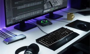 El Dock Corsair TBT100 Thunderbolt 3 conectado a una configuración de juegos de escritorio, una de las mejores estaciones de acoplamiento.