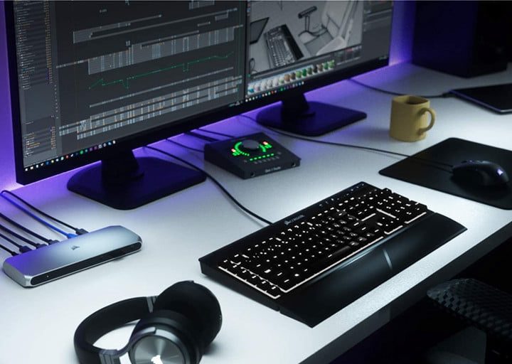 El Dock Corsair TBT100 Thunderbolt 3 conectado a una configuración de juegos de escritorio, una de las mejores estaciones de acoplamiento.