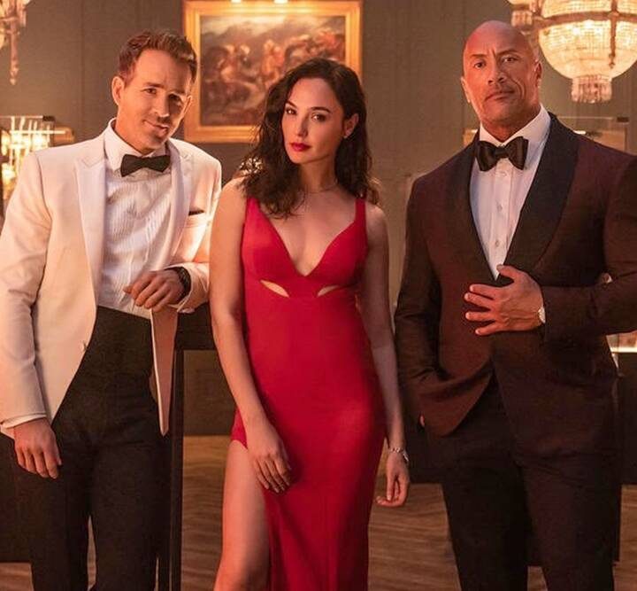 La imagen muestra parte del reparto de la película Red Notice de Netflix.