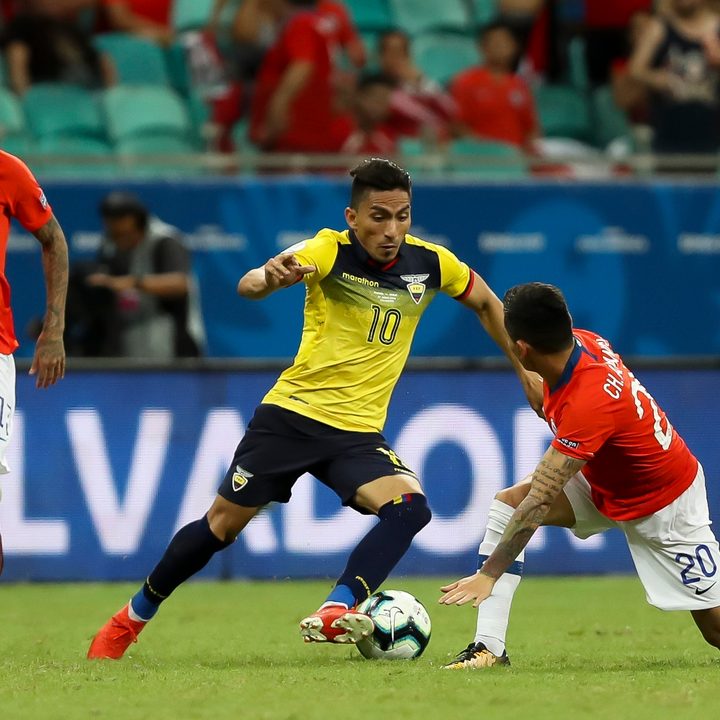 El ecuatoriano Ángel Mena supera la marca del chileno Charles Aránguiz.