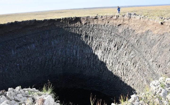 La imagen muestra uno de los cráteres que ha aparecido en Siberia en el último tiempo.