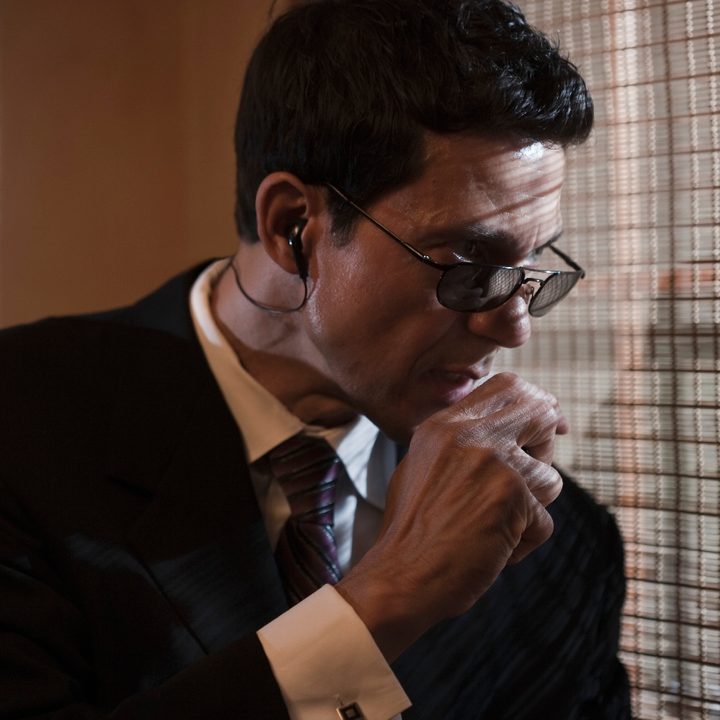 Un espía mira a través de la ventana