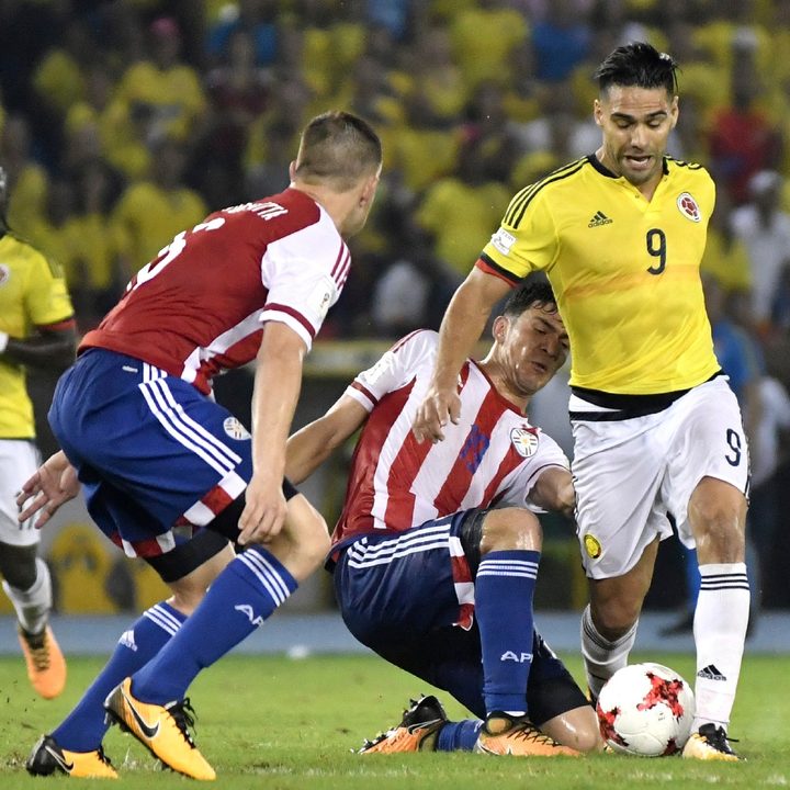Radamel Falcao intenta superar a defensores de Paraguay