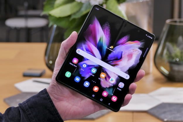 Samsung Galaxy Z Fold 3 abierto en mano.