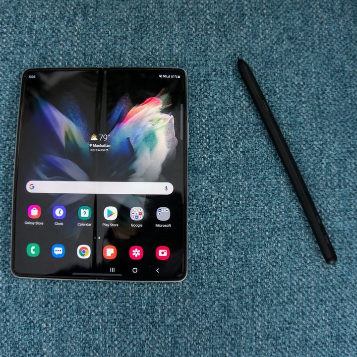 Samsung Galaxy Z Fold 3 con lápiz óptico.